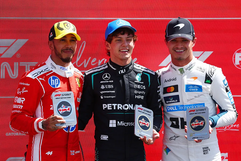 Lewis Hamilton, Kimi Antonelli y Lando Norris en el podio de la Sprint del Gran Premio de Gran Bretaña. (Foto: Clive Rose/Getty Images)