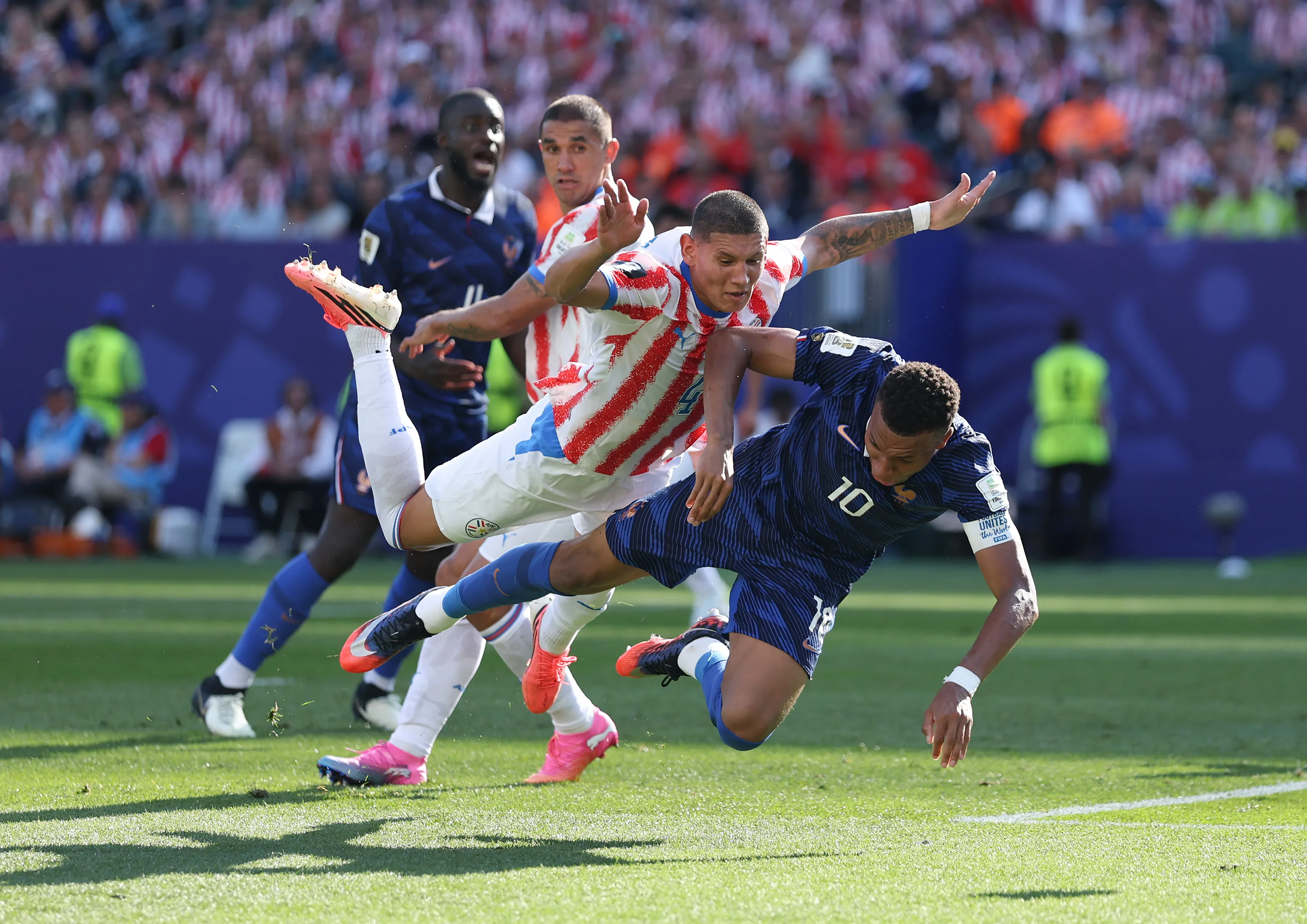 Francia y Paraguay disputaron un intenso partido de octavos de final.