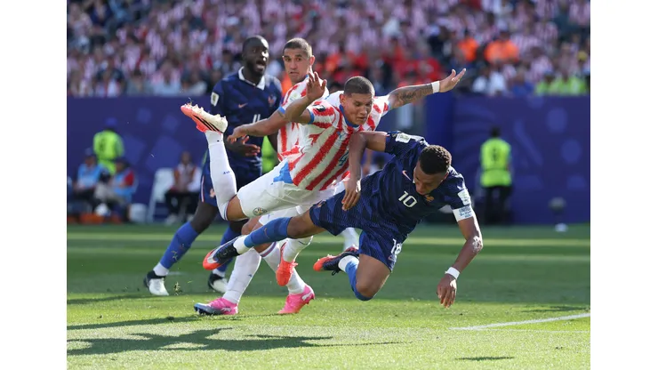 Francia y Paraguay empatan sin goles al término del primer tiempo.
