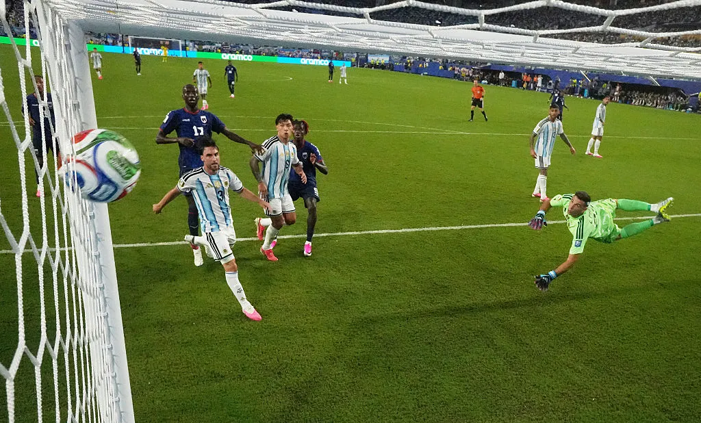 El golazo que recibió Martínez y que lo dejó caliente | Foto: Getty Images