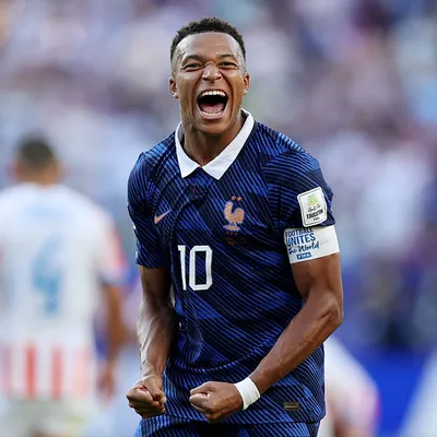 Kylian Mbappé al borde que se le salga la cadena contra Paraguay