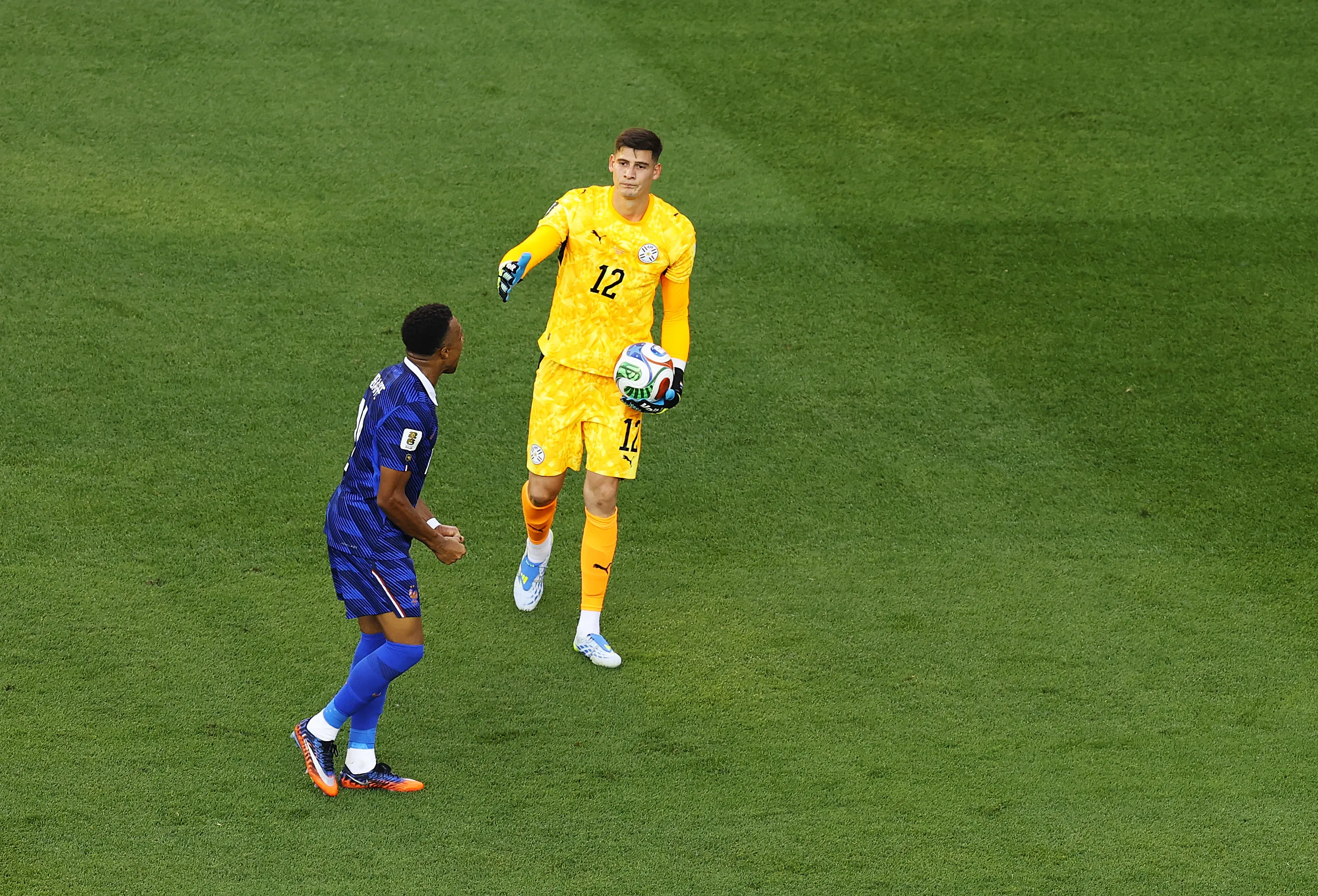 El gesto de Mbappé con Gill tras el pitazo final | FOTO: Al Bello/Getty Images