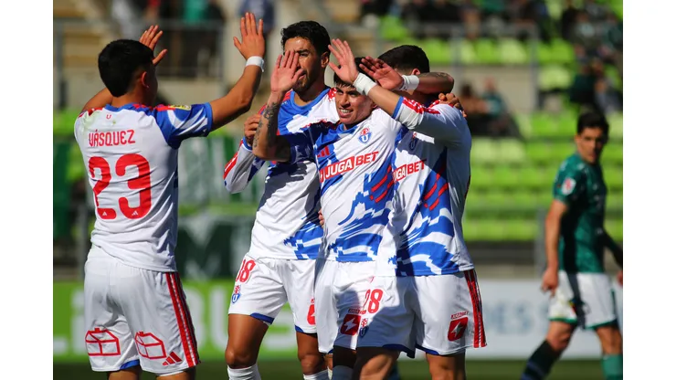 Maximiliano Guerrero marca el segundo de la U ante Wanderers.