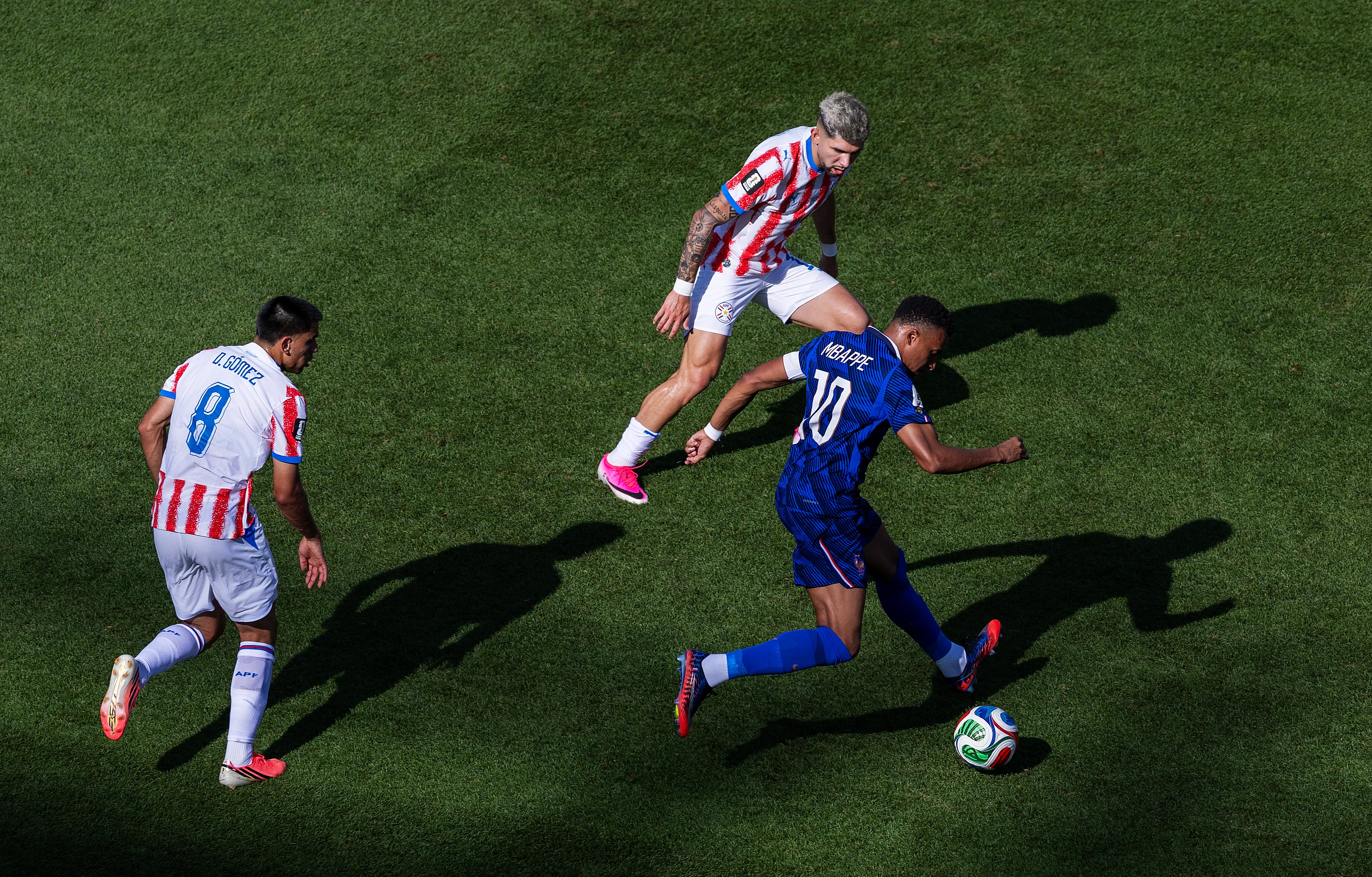 Kyliam Mbappé siendo marcado por dos jugadores paraguayos | FOTO: Al Bello/Getty Images