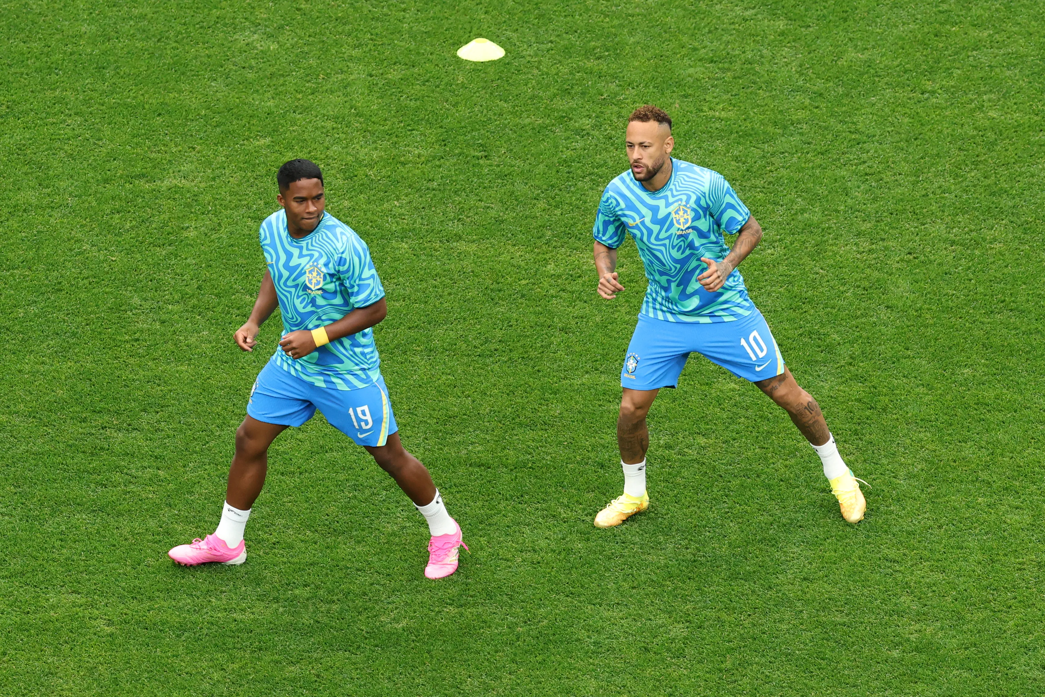 Endrick y Neymar Jr en el calentamiento previo al partido por el Mundial 2026 | FOTO: Molly Darlington/Getty Images