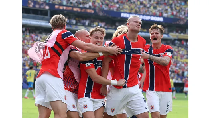 Erling Haaland marca dos goles en el triunfo de Noruega sobre Brasil.