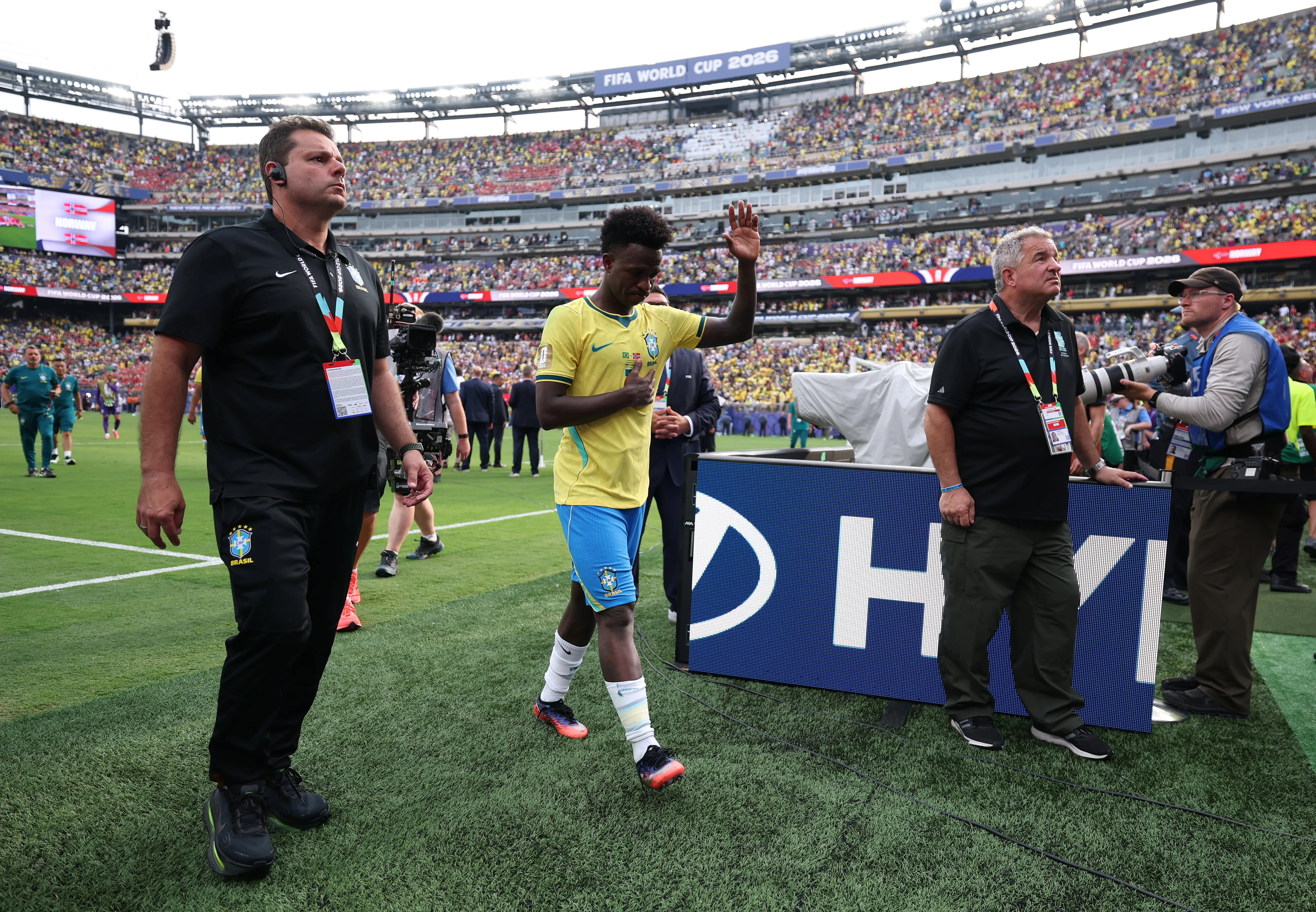 Los hinchas brasileños critican a Vinicius por no lanzar el penal ante Noruega
