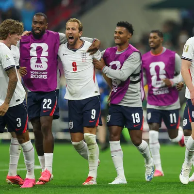 Inglaterra con uno menos elimina a México en el Azteca