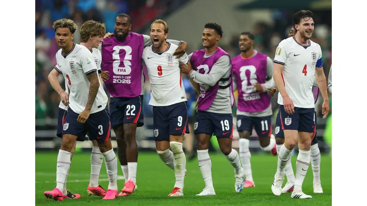 Inglaterra impuso su jerarquía y eliminó a México en el Azteca.