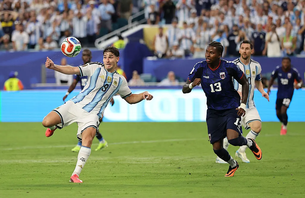 Julián Álvarez se habría ganado la titularidad ante Cabo Verde. (Foto: Michael Reaves/Getty Images)