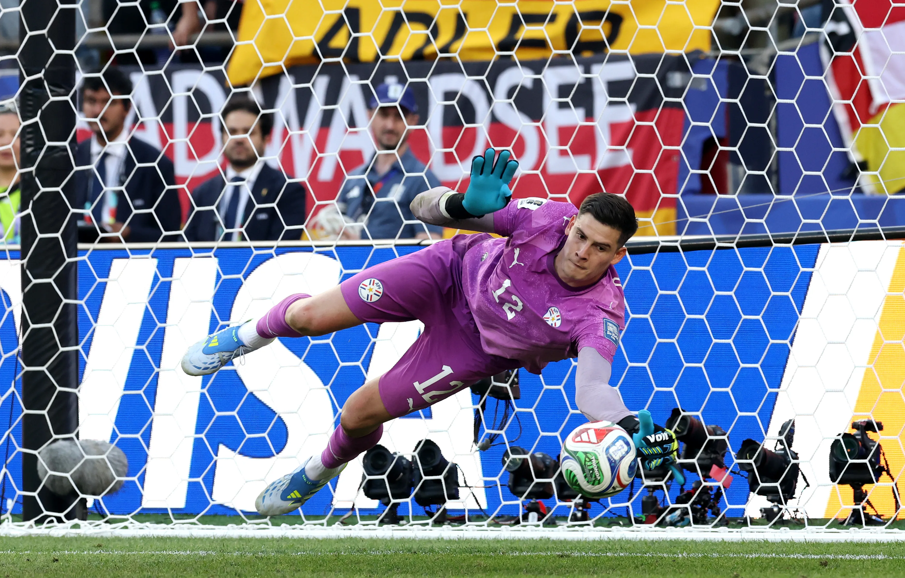 Orlando Gill sigue disfrutando de las repercusiones que dejó su buena actuación en el Mundial 2026 | FOTO: Alexander Hassenstein/Getty Images
