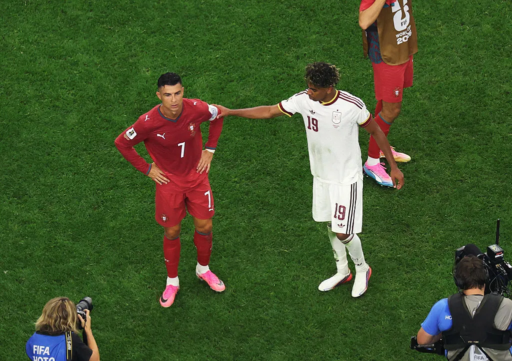 Cristiano Ronaldo siendo consolado por Lamine Yamal (Photo by Kevin C. Cox/Getty Images)