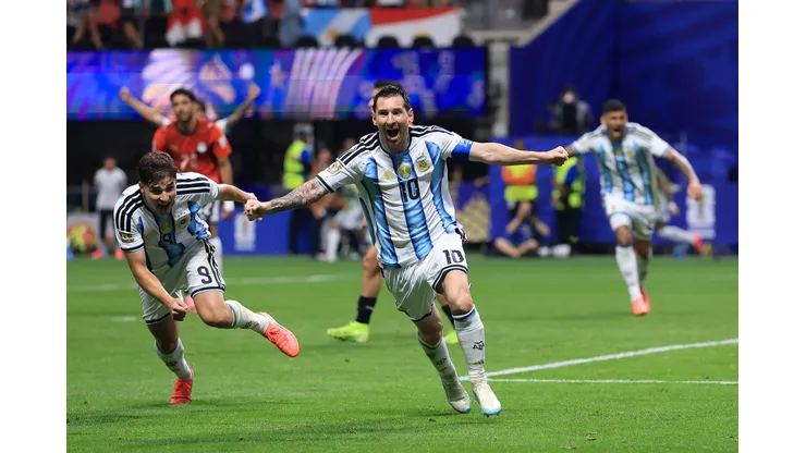 Lionel Messi marca el empate ante Egipto.