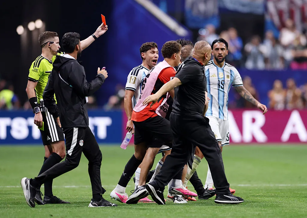 ATLANTA, GEORGIA – JULY 07: Referee Francois Letexier shows a red card to team official Saafan Elsaghir of Egypt during the FIFA World Cup 2026 Round of 16 match between Argentina and Egypt at Atlanta Stadium on July 07, 2026 in Atlanta, Georgia. (Photo by Buda Mendes/Getty Images)