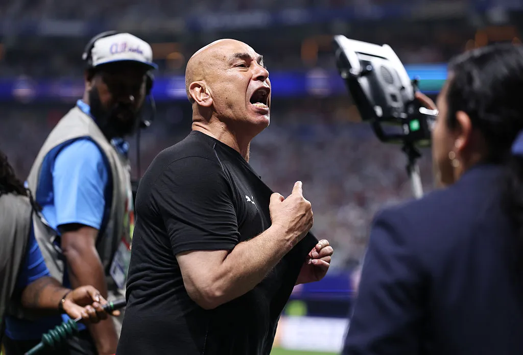 Hossam Hassan reacciona indignado tras el polémico partido con Argentina (Photo by Buda Mendes/Getty Images)