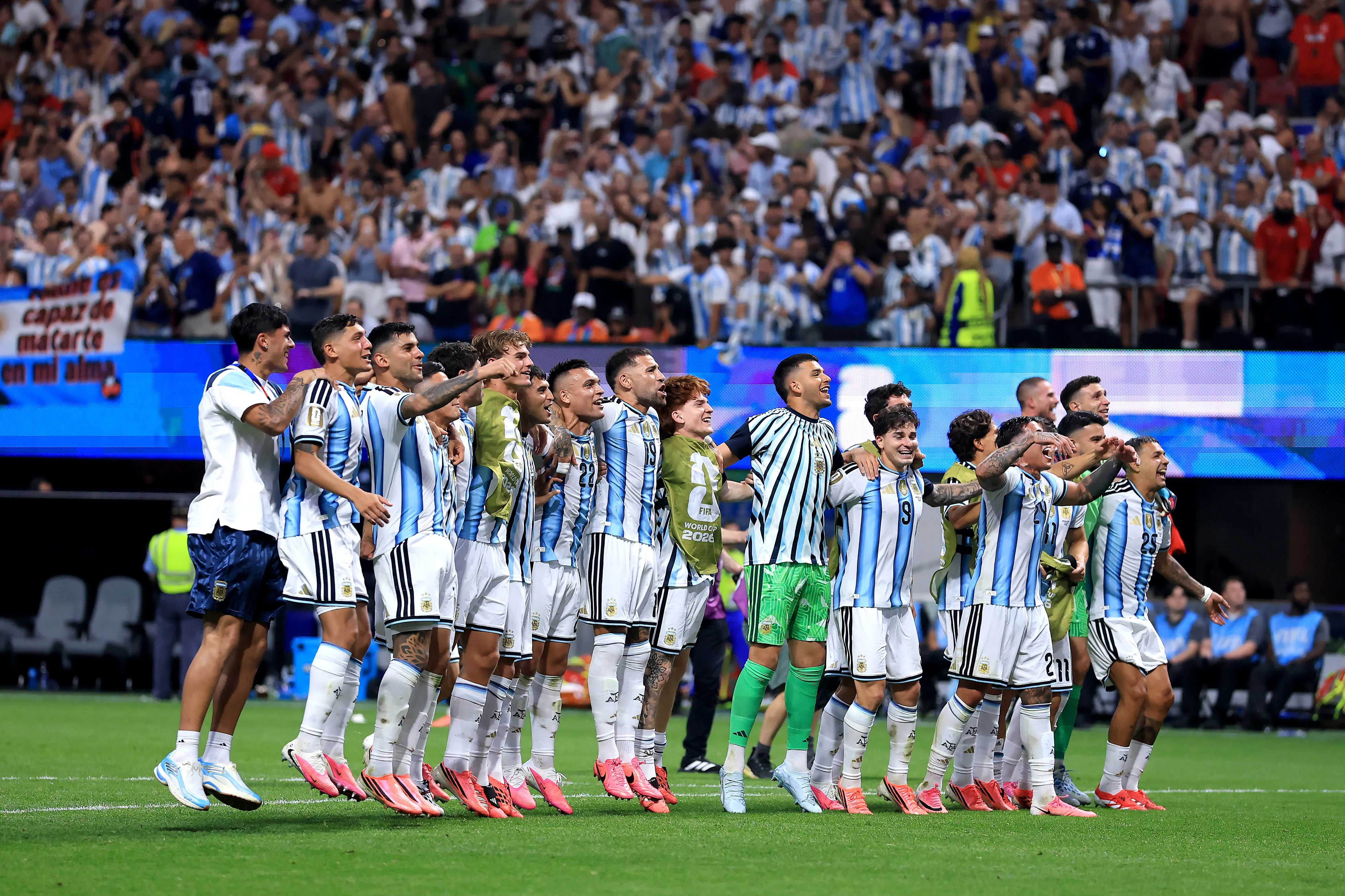 Los jugadores de Argentina celebrando su pase a la siguiente fase | FOTO: Elsa/Getty Images