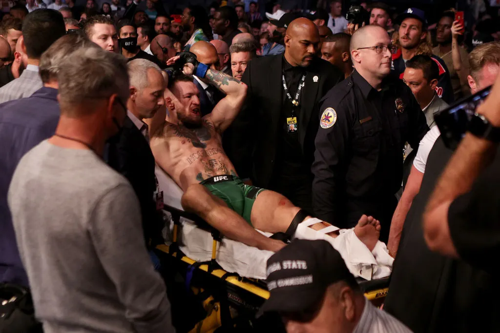 Imagen de Conor McGregor tras grave lesión que lo alejó del octágono. (Photo by Stacy Revere/Getty Images)