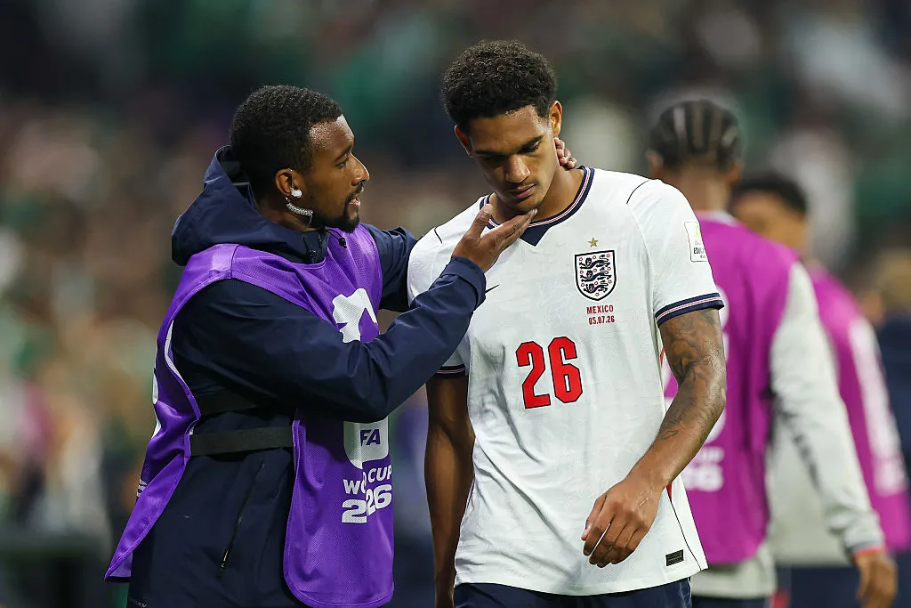 Quansah vio la roja ante México y recibió dos partidos de suspensión. | Foto: Getty Images