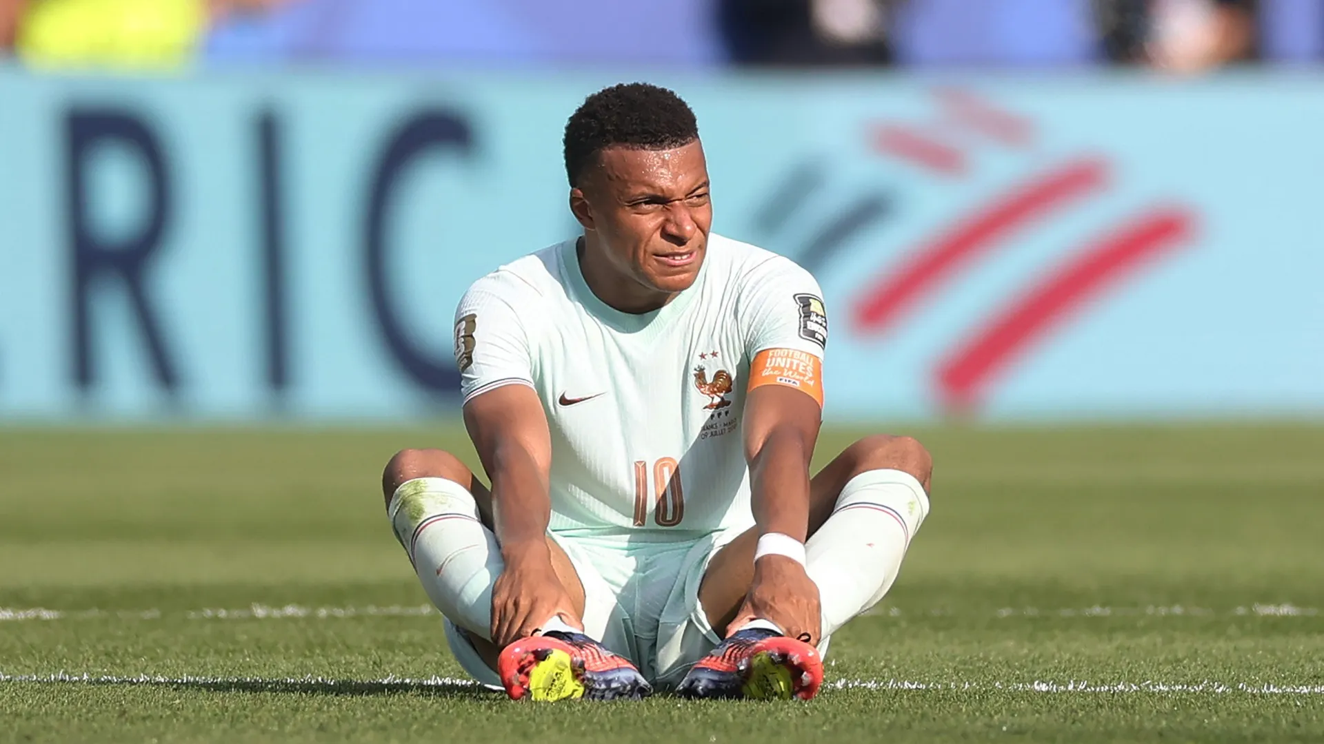 El astro de los galos abandonó el campo cerca del final del partido (Photo by Lars Baron/Getty Images)