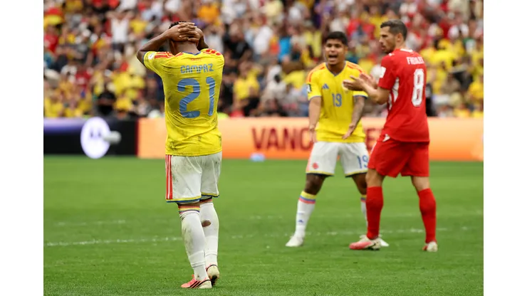 Jugador de la selección colombiana es amenazado por fallar un gol.