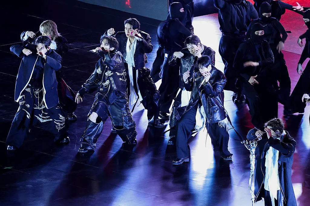 BTS llegan como las grandes estrellas al show de medio tiempo de la final del Mundial. (Photo by Kim Hong-Ji – Pool/Getty Images)