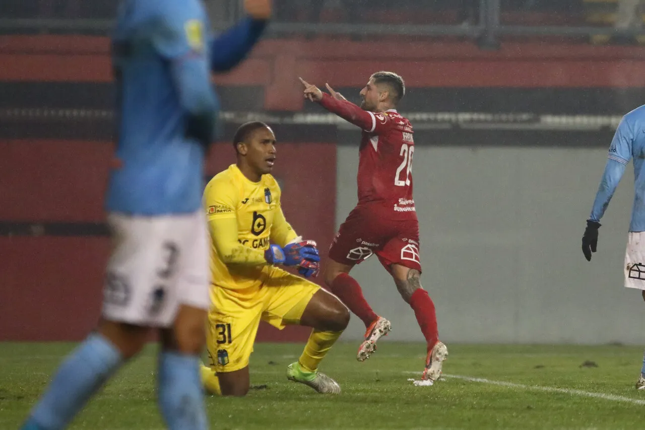 O’Higgins no pudo ante un inspirado Ñublense en Chillán. (Foto: Photosport)