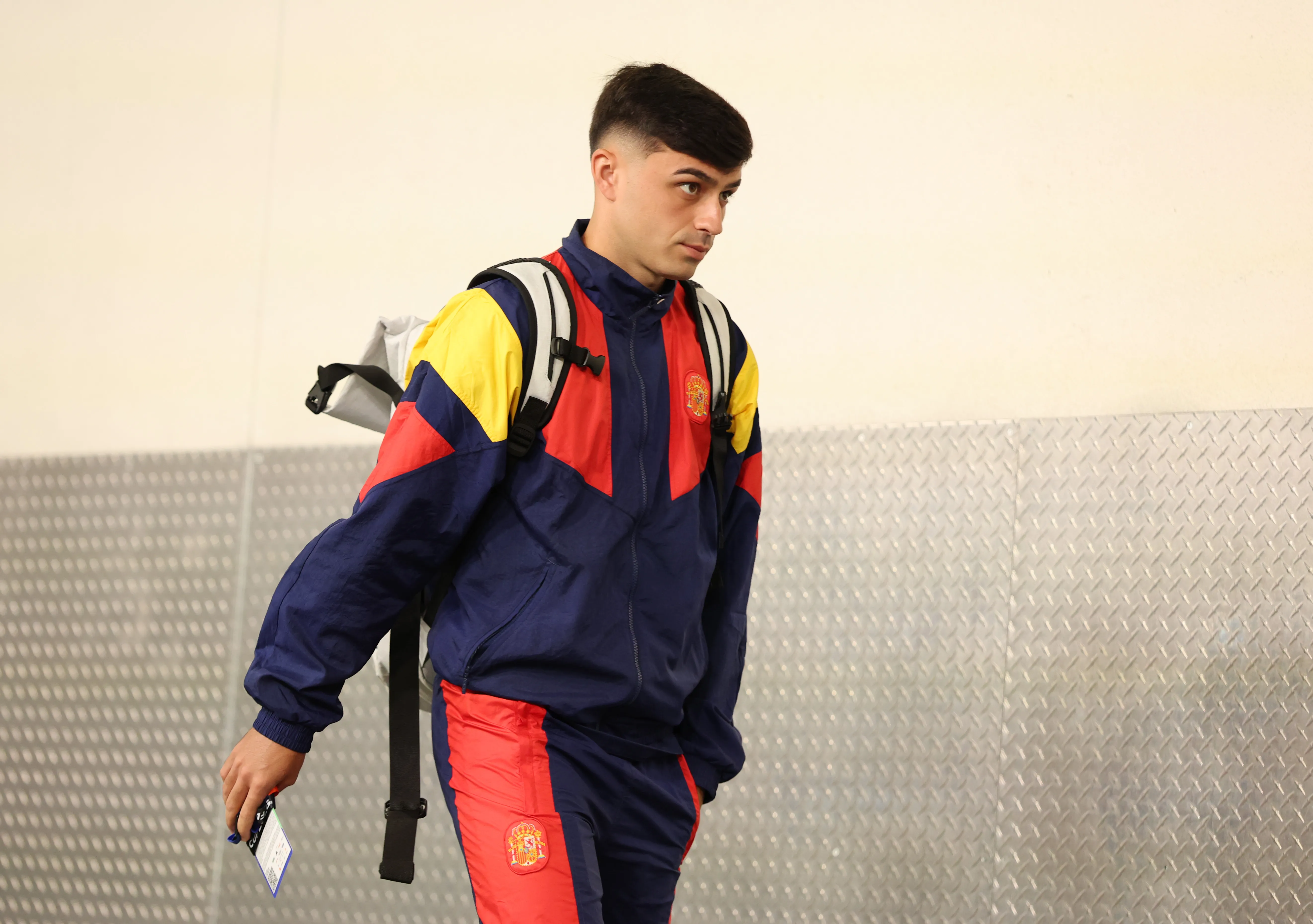 Pedri arribando al Estadio de Los Angeles para enfrentar a Bélgica | FOTO: Florencia Tan Jun/Getty Images
