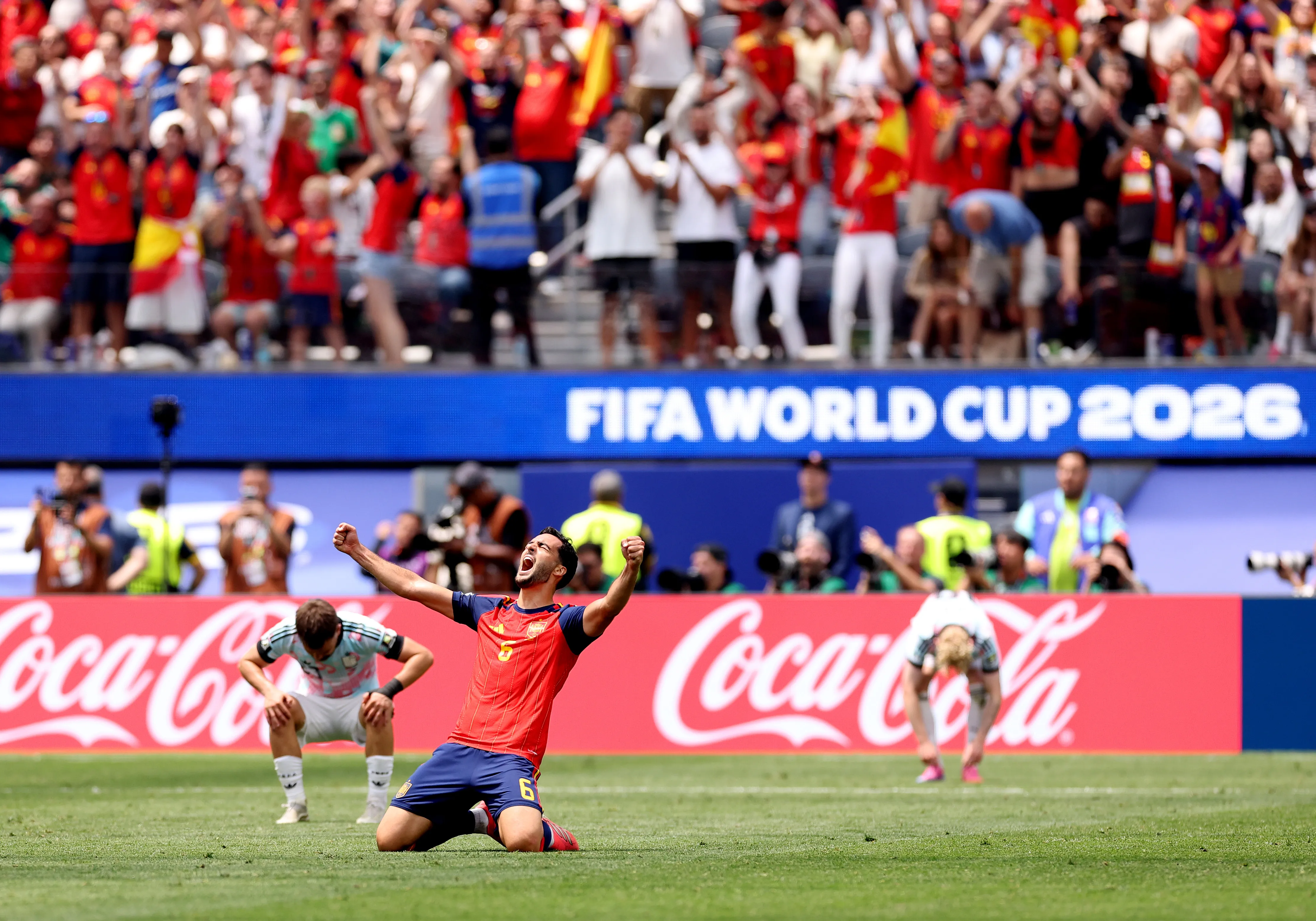 Mikel Merino festeja su gol que le da la clasificación a España
