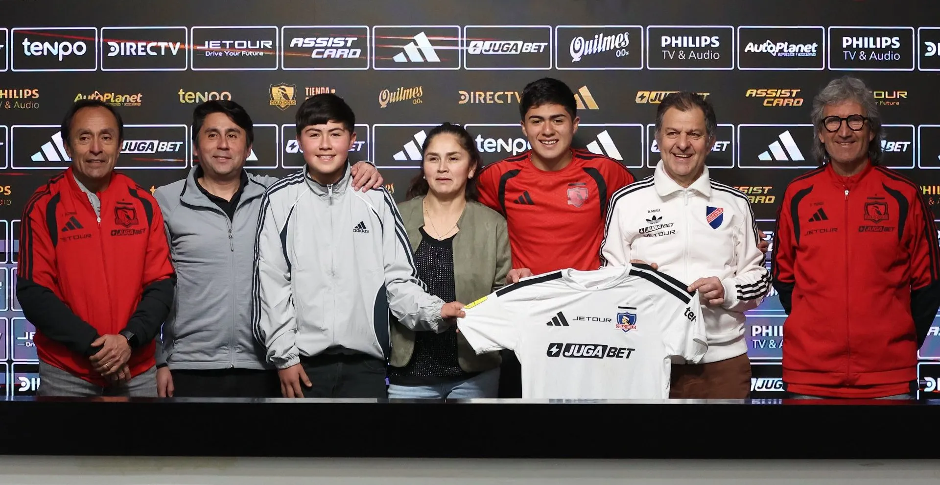Felipe Raipán junto a su familia tras firmar su primer contrato profesional. (Foto: @ColoColo)