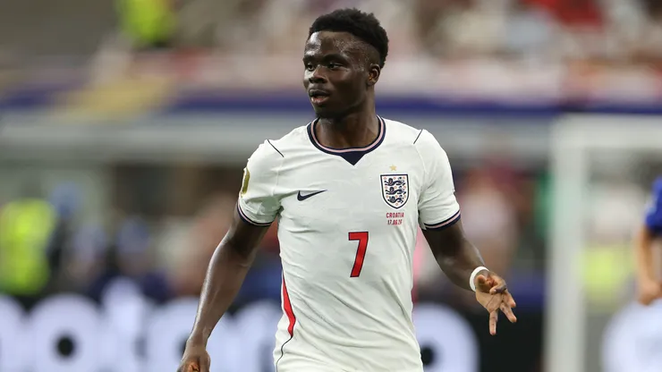 La razón por la que Bukayo Saka no es titular hoy en Inglaterra
