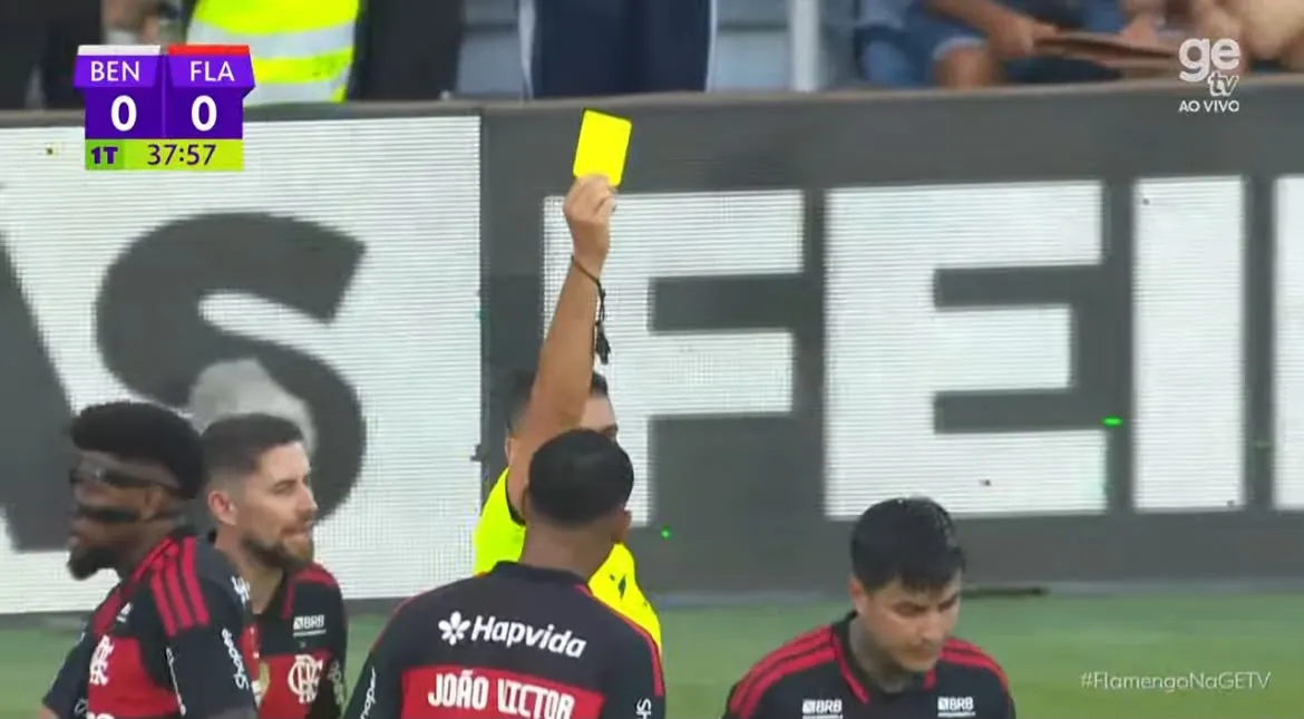 Pulgar vio la amarilla por su patadón | Foto: Captura