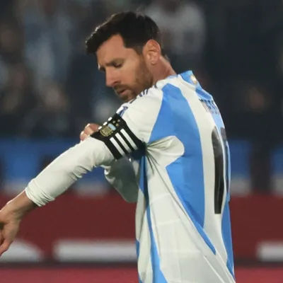 ¿Por qué Argentina juega con un brazalete negro ante Suiza?