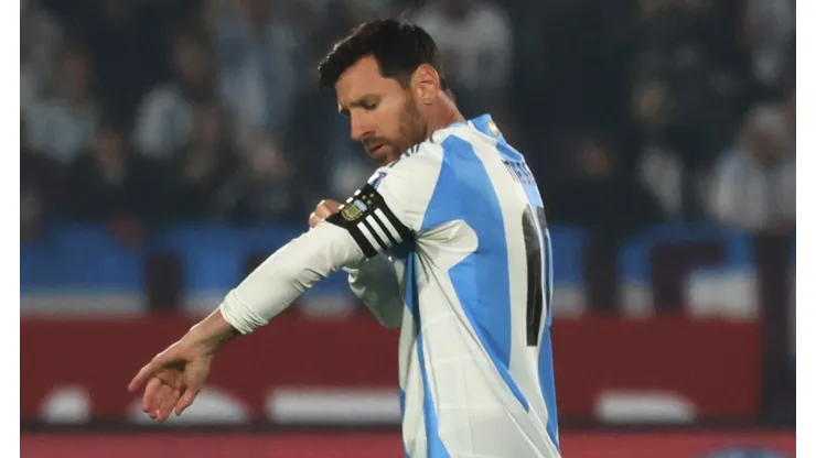La FIFA le permitió a la AFA jugar con un brazalete negro.