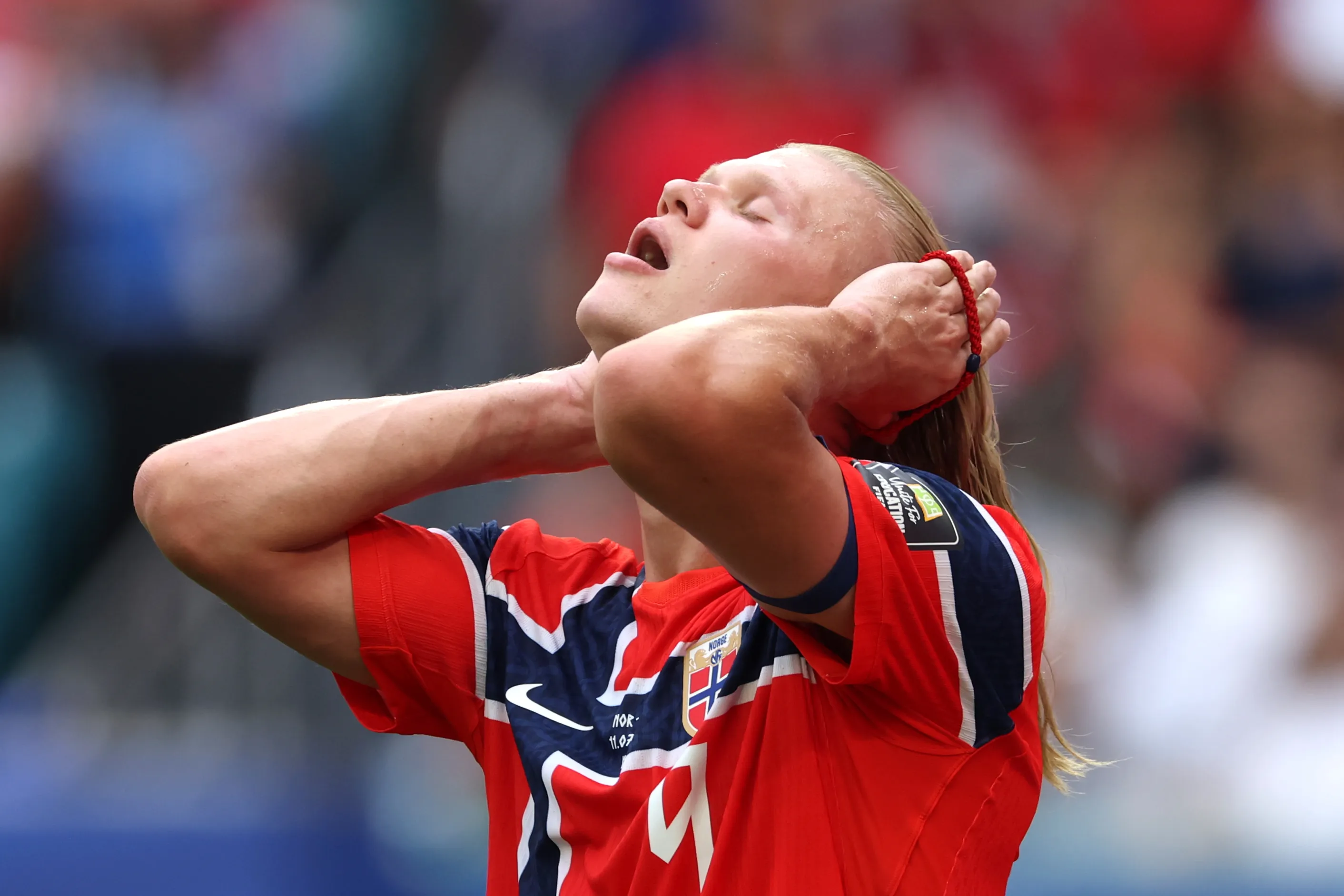 El mundo quedó impactado ante la salida de Erling Haaland del partido Noruega-Inglaterra
