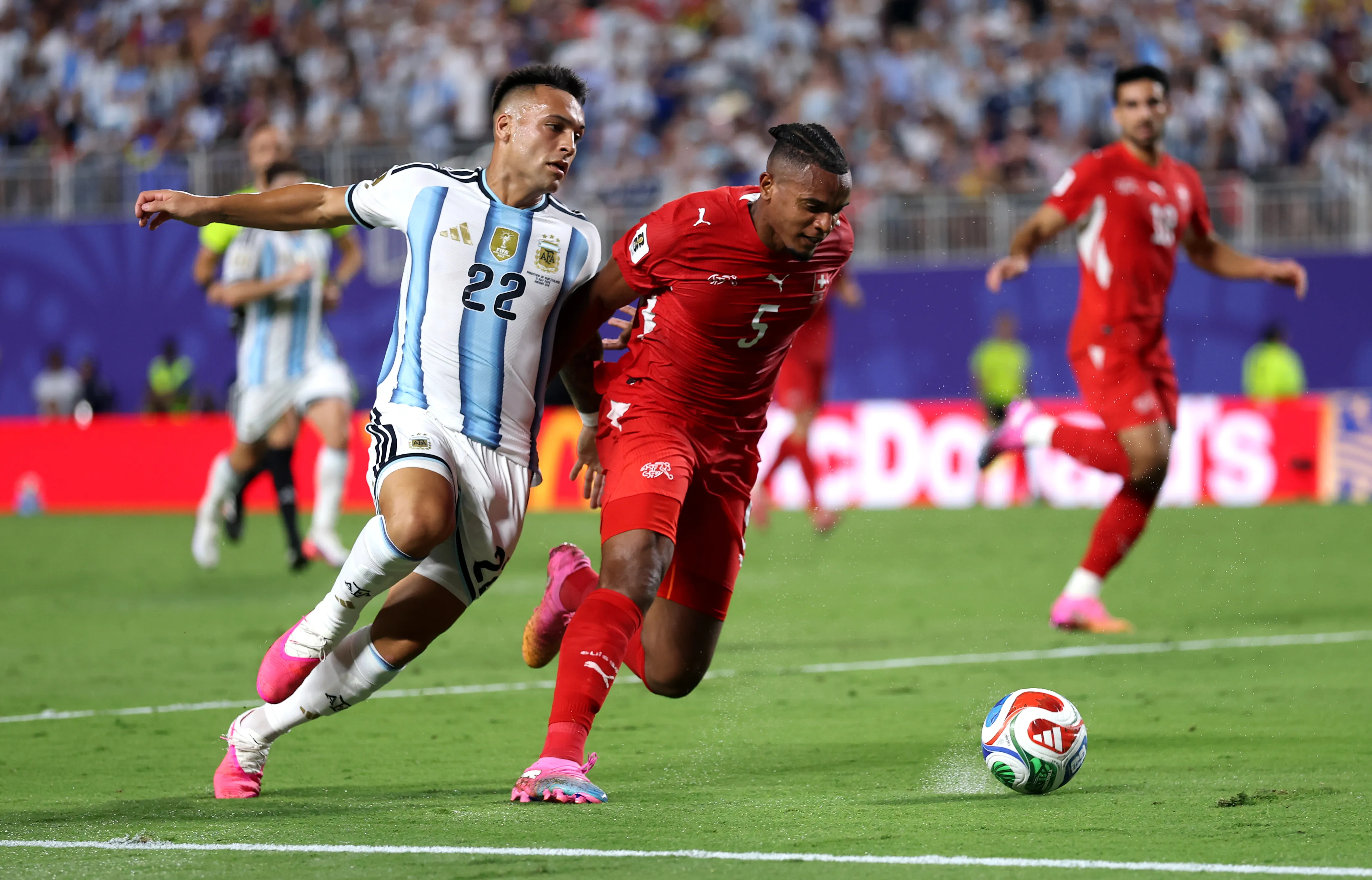 Manuel Akanji disparó con todo después del patético arbitraje del portugués Joao Pinheiro