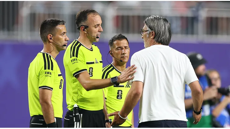 El entrenador de Suiza, Murat Yakin, arremetió con todo contra el árbitro João Pinheiro y el VAR tras la expulsión de Breel Embolo ante Argentina.