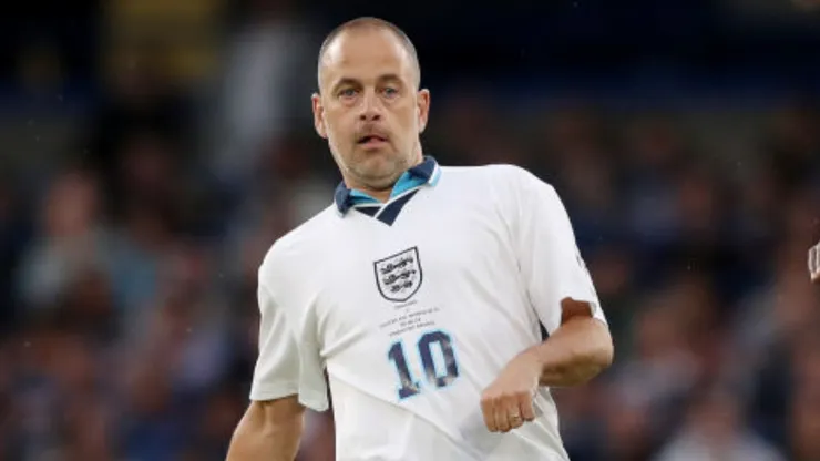 Joe Cole calienta el partido entre Inglaterra y Argentina.