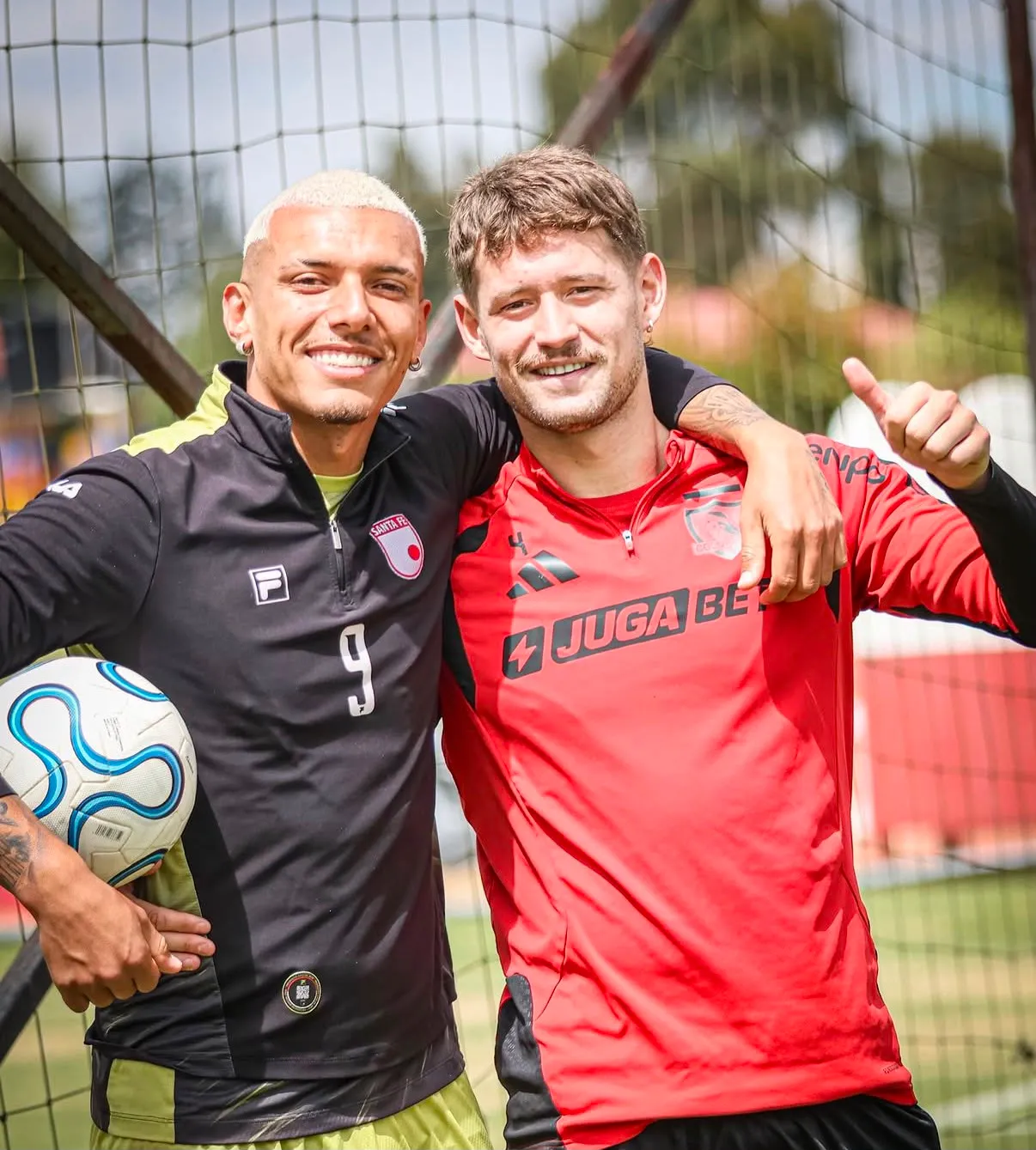 Joaquín Sosa junto a Franco Fagúndez. (Foto: @santafe_oficial)
