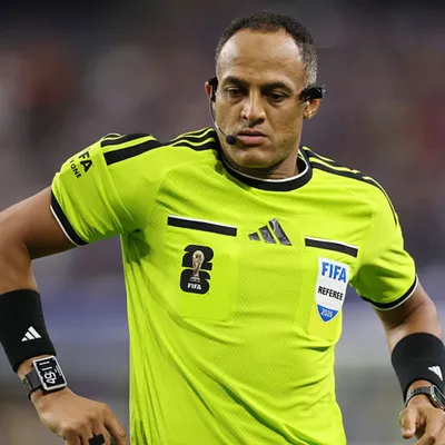 En Inglaterra explotan contra la FIFA: "El árbitro favorito de Messi"