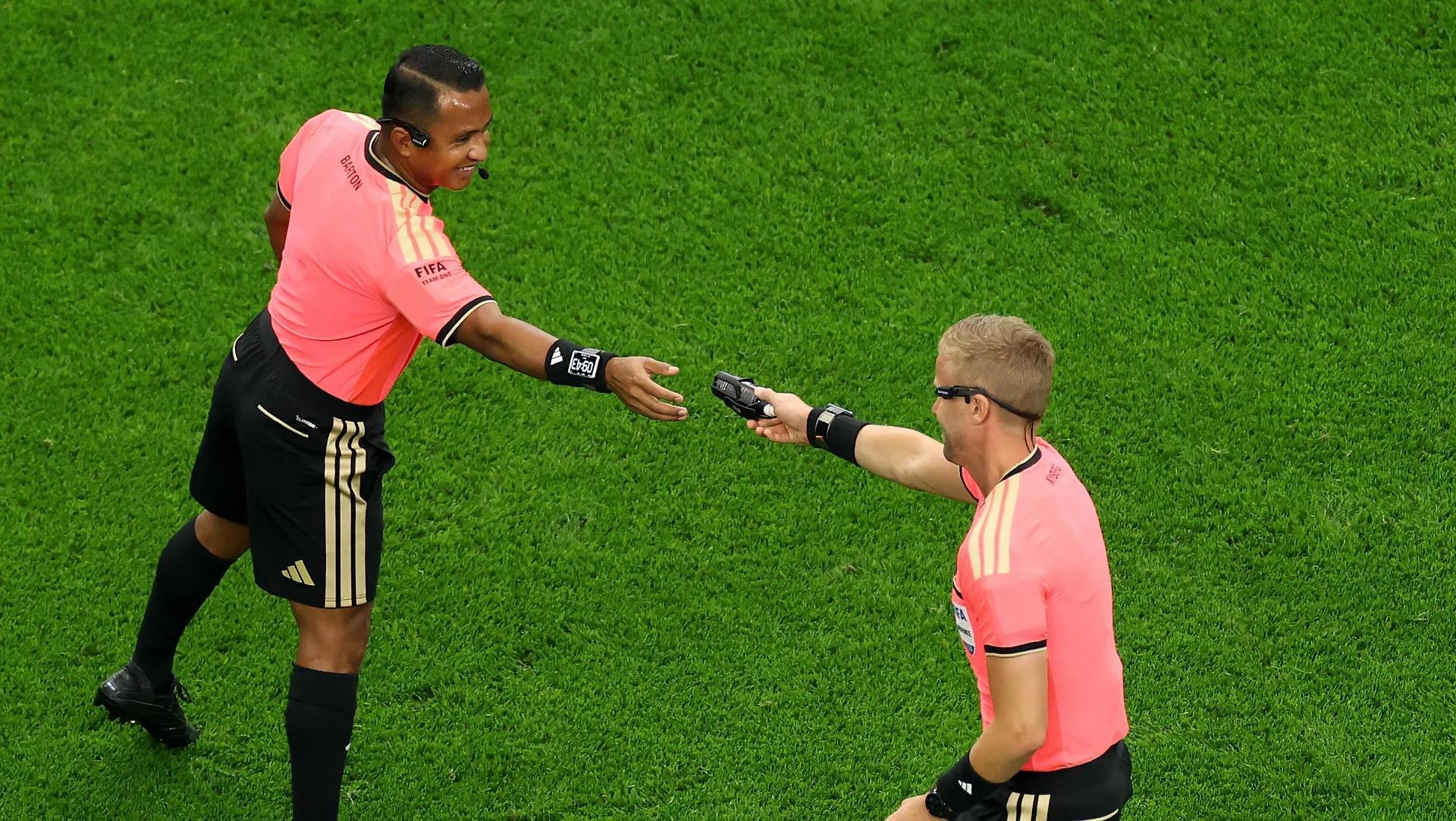 Glenn Nyberg, cuarto árbitro, salvó al juez principal Iván Barton que no llevó su botella de spray.. (Photo by Kevin C. Cox/Getty Images)