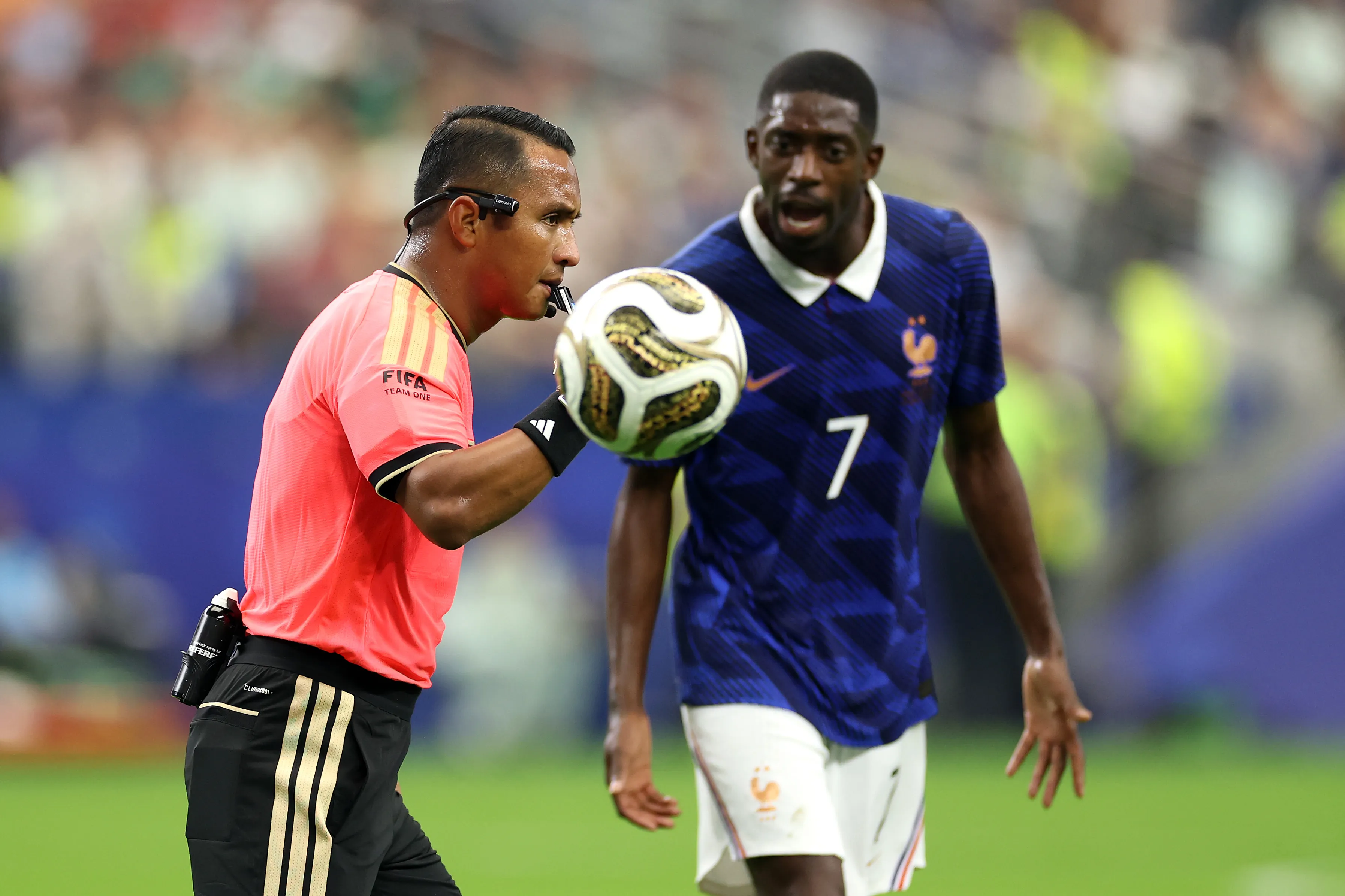 Ousmane Dembélé discute una decisión con el árbitro Ivan Barton | FOTO: Florencia Tan Jun/Getty Images