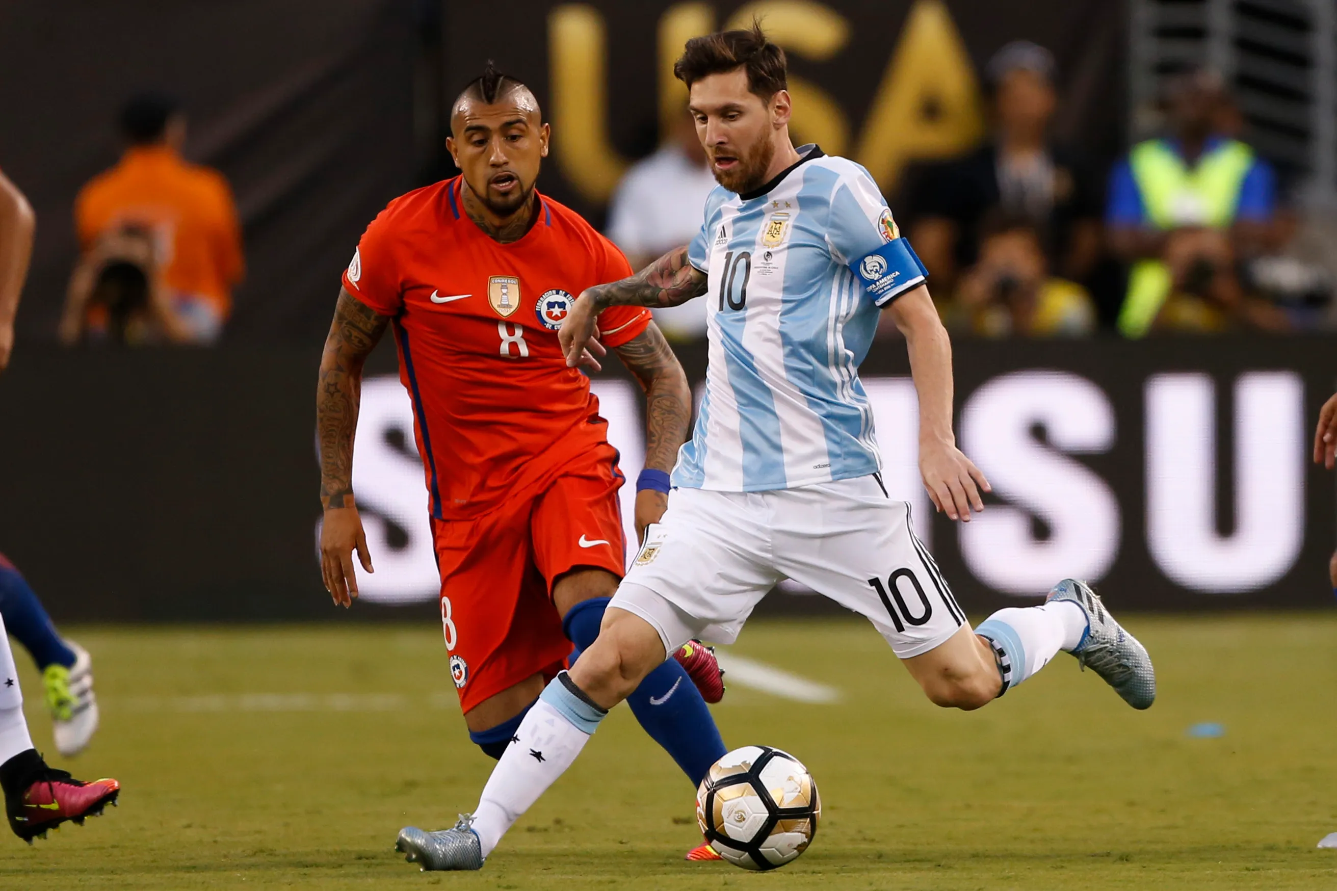 Arturo Vidal y Lionel Messi enfrentándose en la Copa Centenario | FOTO: Photosport