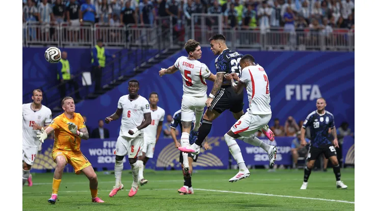 Lautaro Martínez desnivela para Argentina.