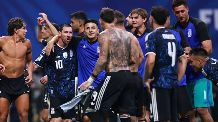 Argentina lo ganó sufridamente ante Inglaterra. (Photo by Elsa/Getty Images)