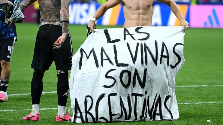 Argentina arriesga sanción por polémico lienzo. (Photo by Shaun Botterill/Getty Images)