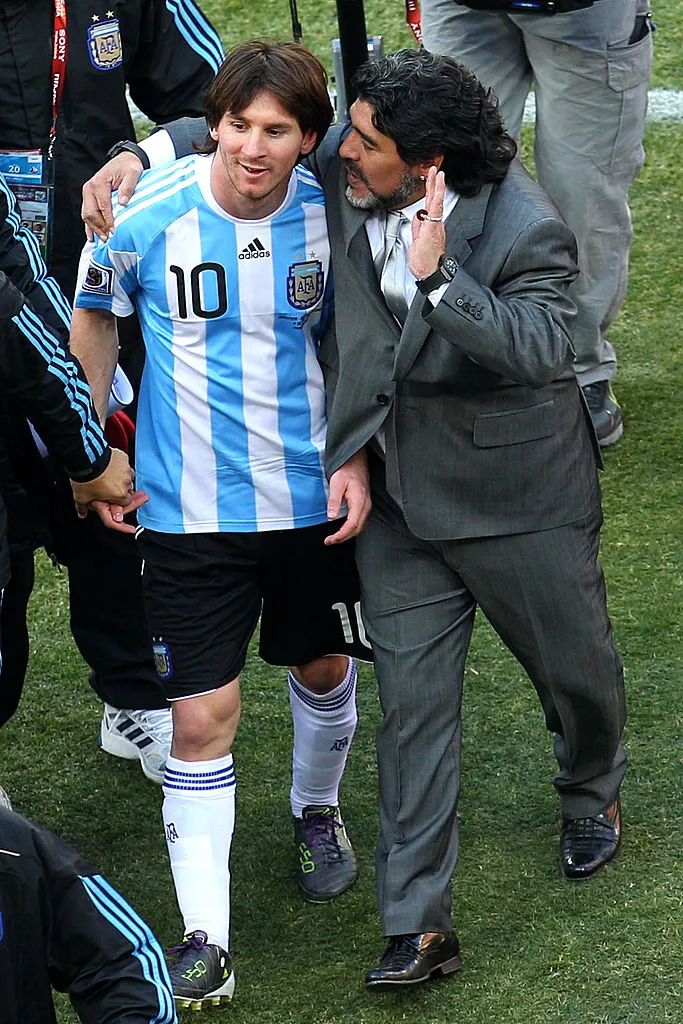 Lionel Messi junto a Diego Maradona en el Mundial 2026. (Foto: Cameron Spencer/Getty Images)