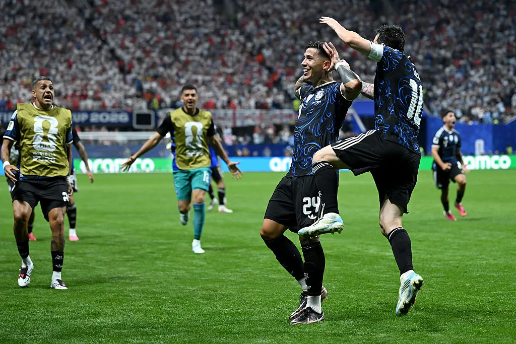 Enzo Fernández guio a Argentina a la épica remontada ante Inglaterra. (Photo by Shaun Botterill/Getty Images)