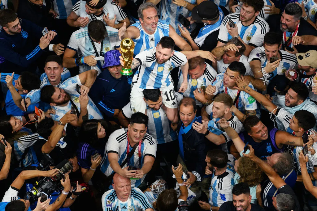 Messi tocando la gloria máxima del fútbol en Qatar 2022.  (Photo by Matthias Hangst/Getty Images)