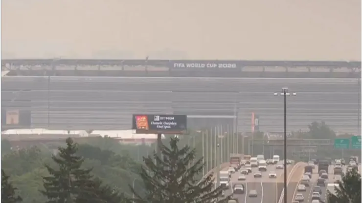 Metlife Stadium luce lleno de humo tras incendios.