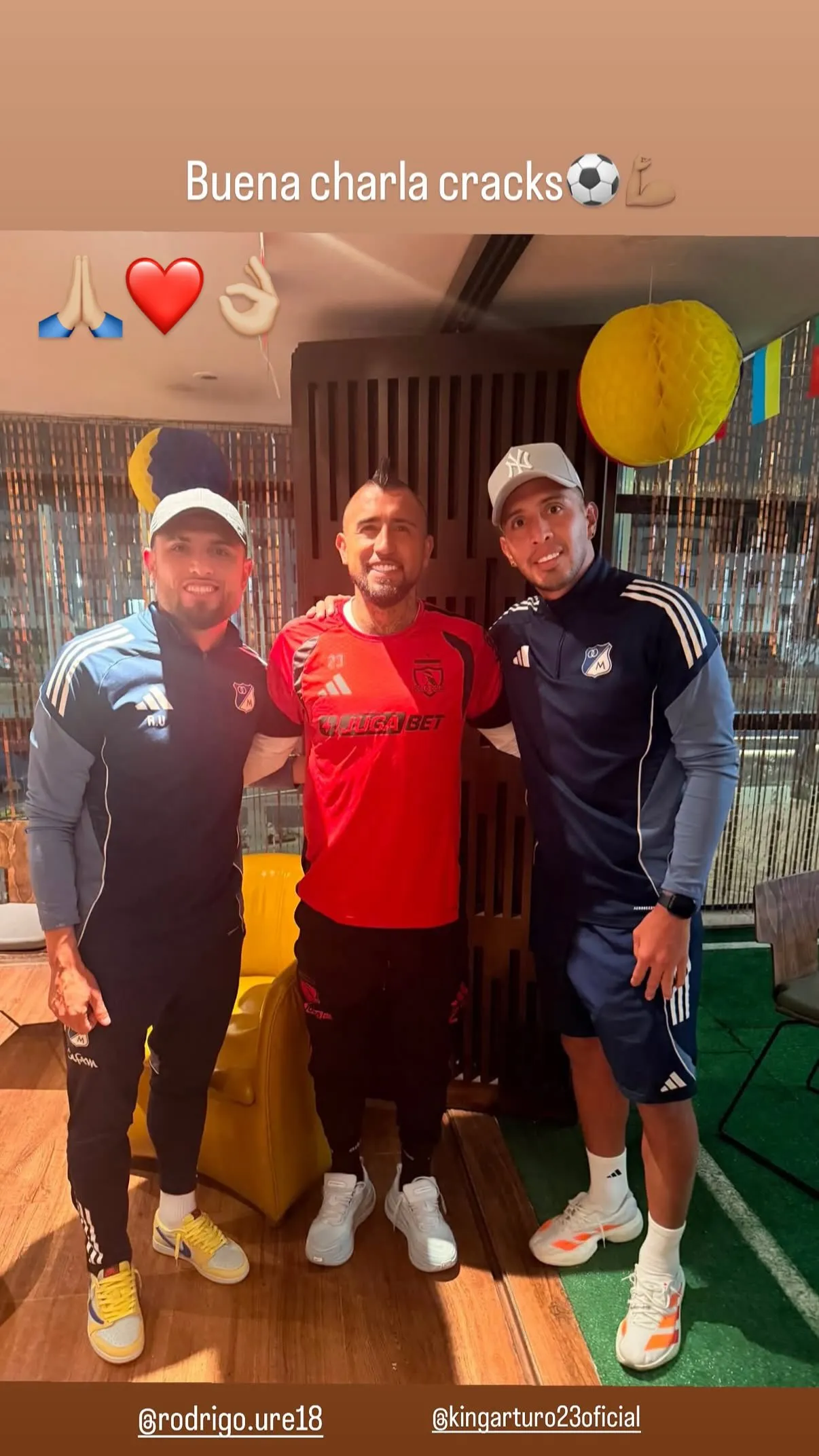Arturo Vidal junto a Rodrigo Ureña y Rodrigo Contreras. (Foto: Instagram)